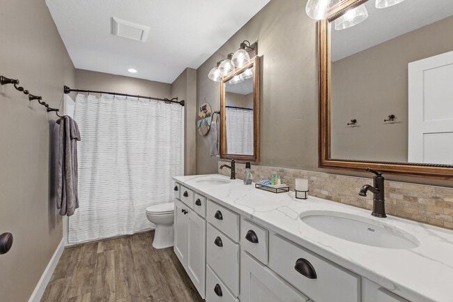 Building Photo - Fully Furnished Home