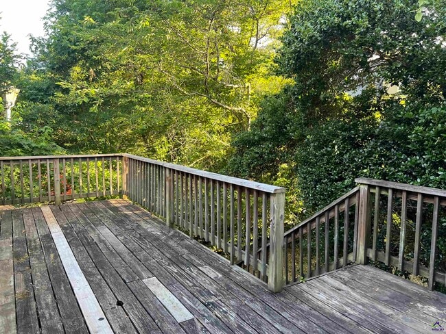 Building Photo - 122 N Springs Ct