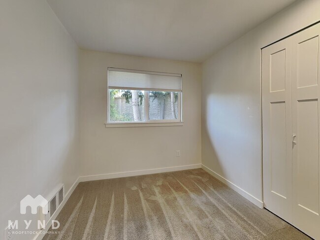 Building Photo - 11709 NE 98th St