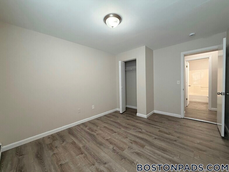 Building Photo - 663 Middle St