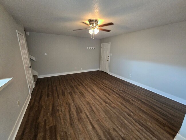 Building Photo - 1309 Airline Dr