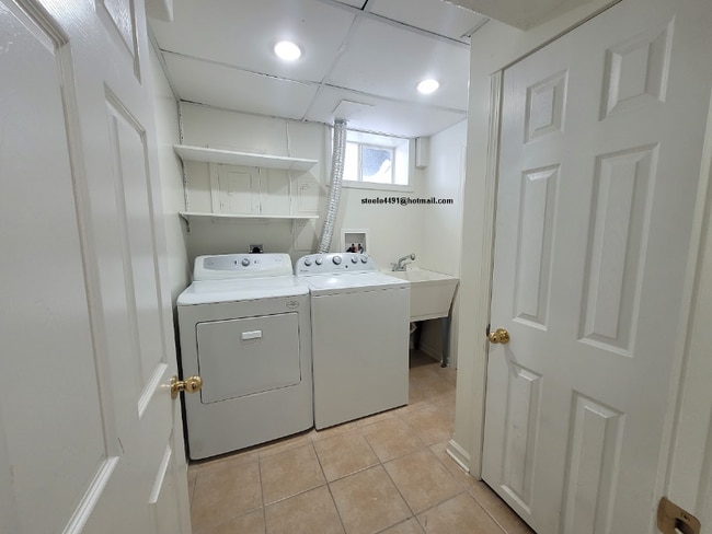 Building Photo - 2806 Janan Dr