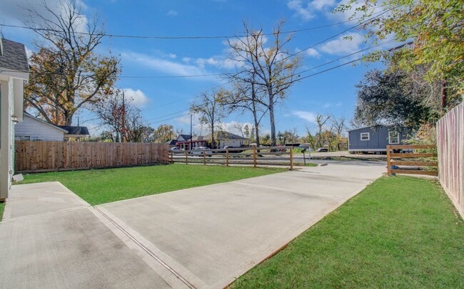 Building Photo - 8316 Peachtree St