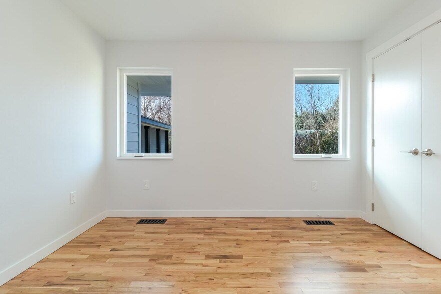 Building Photo - Beautifully Redesigned Home in Quiet Neighborhood