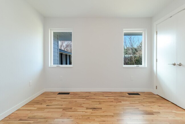 Building Photo - Beautifully Redesigned Home in Quiet Neighborhood