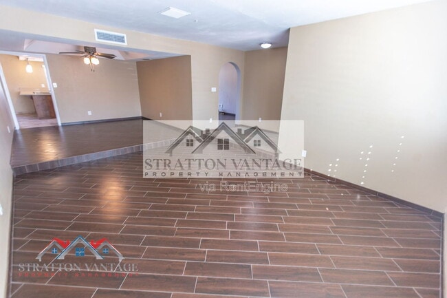 Building Photo - 944 W Meseto Ave