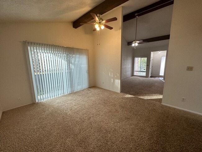 Building Photo - Spacious 2 Bedroom Duplex
