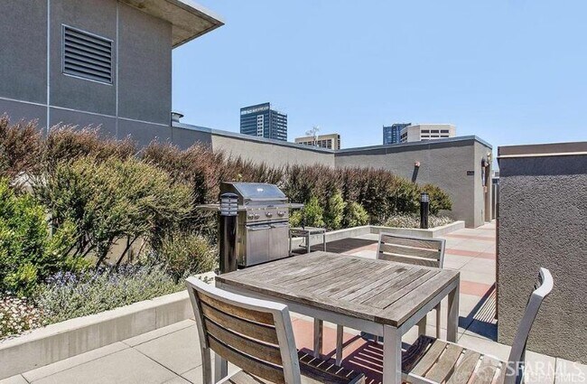 Building Photo - 55 Page St