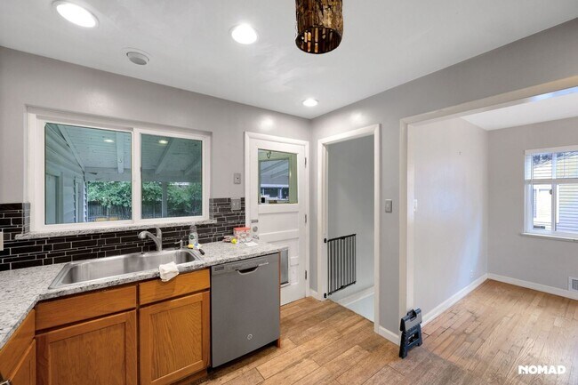 Building Photo - Spacious 3BR House in Denver
