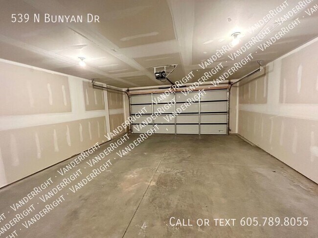 Building Photo - 539 BUNYAN Dr