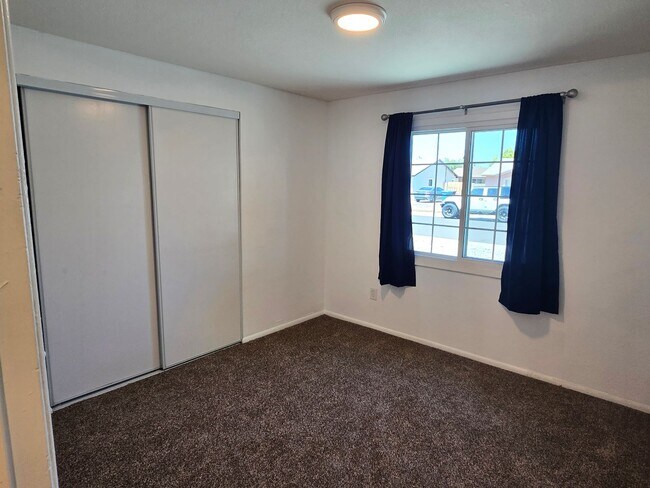 Building Photo - 3-bedroom by New Re-developed Paradise Val...