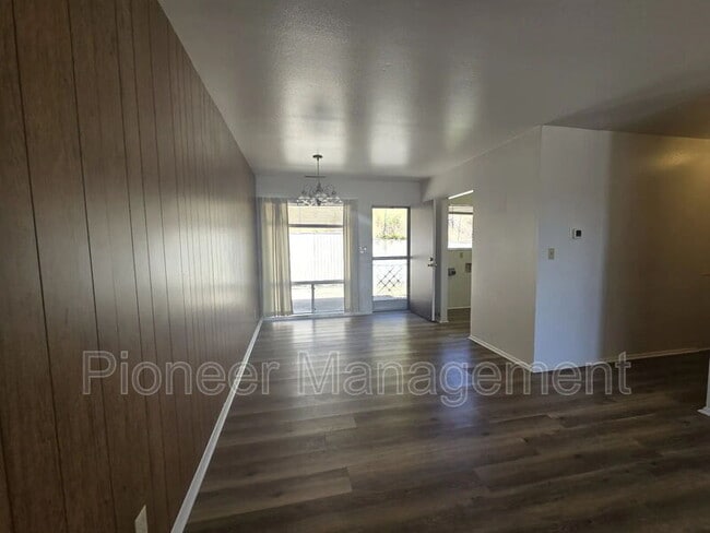 Building Photo - 881 NE Alameda Ave