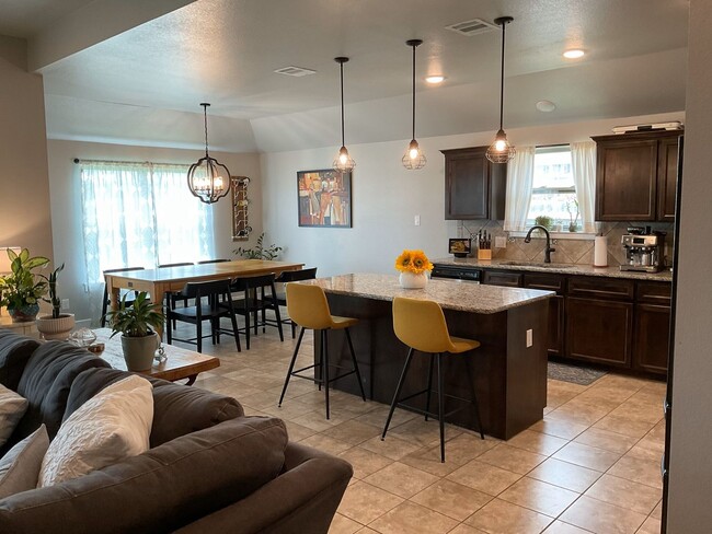 Building Photo - Beautiful 4 Bedroom 2 Bath Home