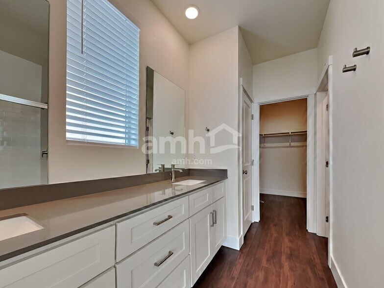Building Photo - 9444 W Shumard St