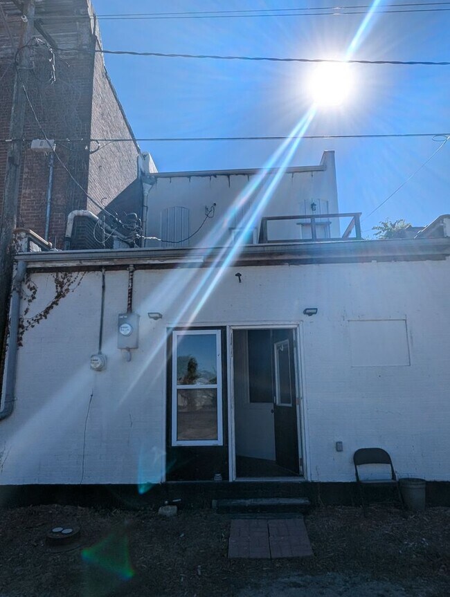 Building Photo - 123 W Moniteau St