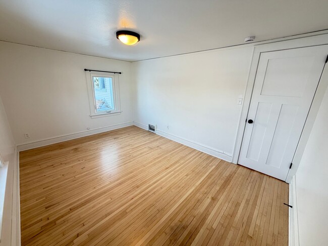 Building Photo - Remodeled 2 Bedroom - AVAILABLE 08/07/2026