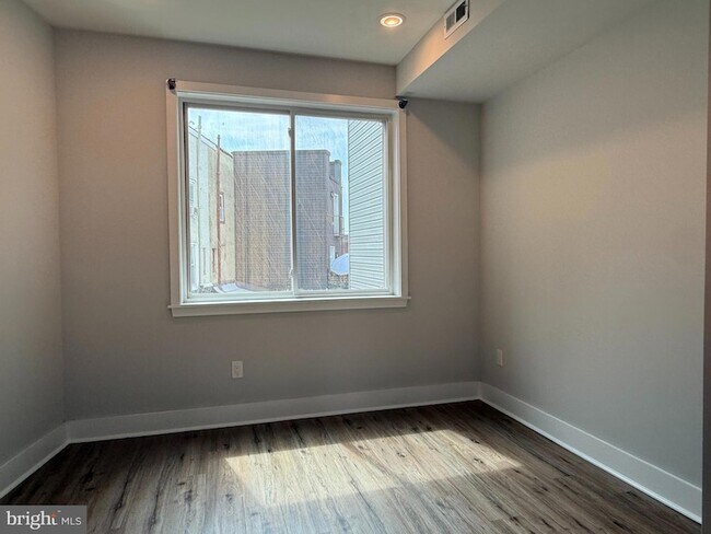 Building Photo - 2425 Frankford Ave