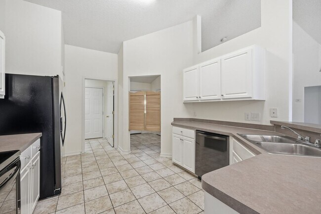 Building Photo - 2030 Hawthorne Dr