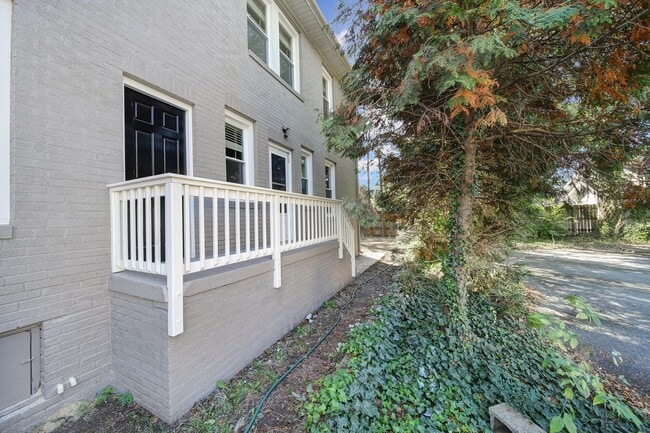 Building Photo - Newly Renovated 1 Bed 1 Bath Condo Near Up...