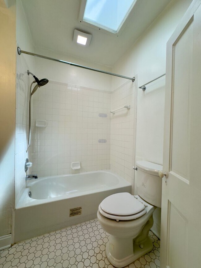 Building Photo - Charming 2Bed/1Bath Townhome in Highlandtown, Baltimore, MD!