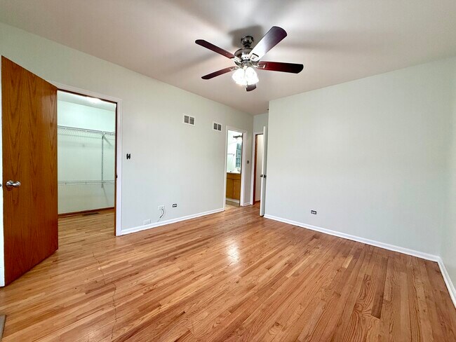 Building Photo - 2207 W Warren Blvd