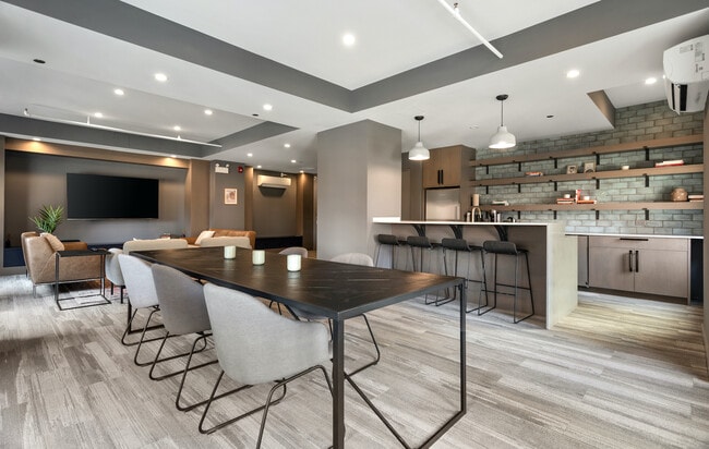 Building Photo - 330 S. Wells St - New Jr One Bed Located i...