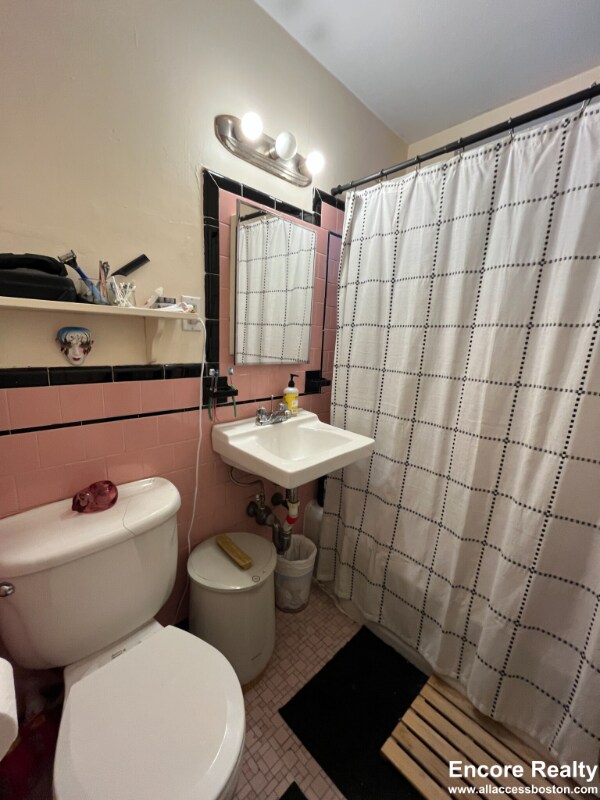 Building Photo - 1555 Beacon St