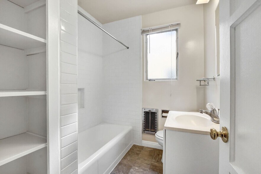 Building Photo - 3144-3152 S. Barrington Ave in Mar Vista - Has a Pool!