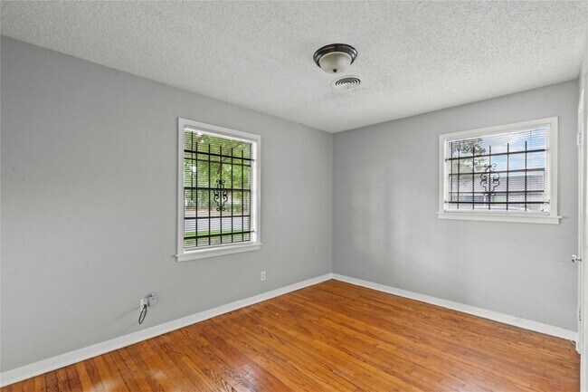 Building Photo - 7450 Lakewood Dr