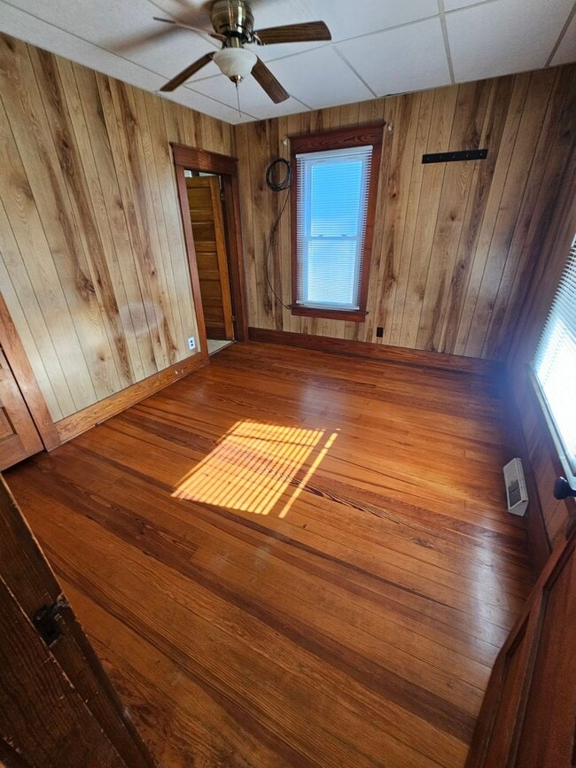 Building Photo - Spacious 2 Bedroom 1 Bath with 2 car Garage