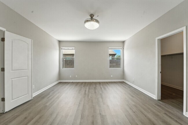 Building Photo - Welcome to this stunning 3-bedroom, 2-bath...