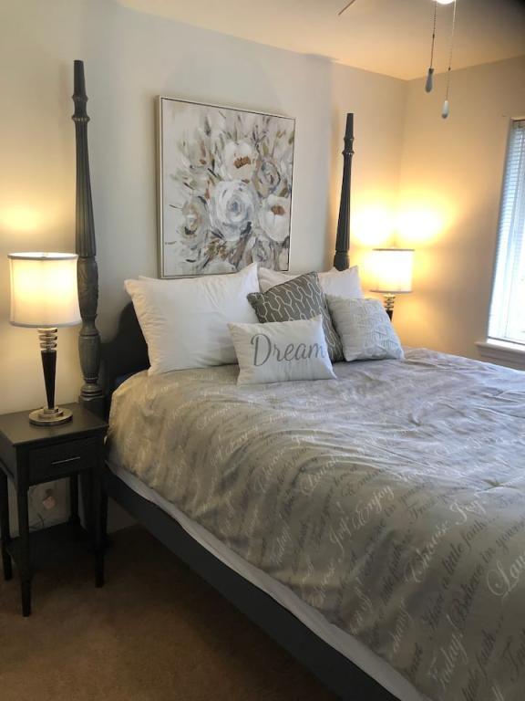 Building Photo - 525 Primrose Dr