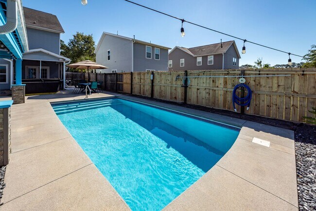 Building Photo - 4 Bedroom, 2.5 Bathroom Home in Brownswood...