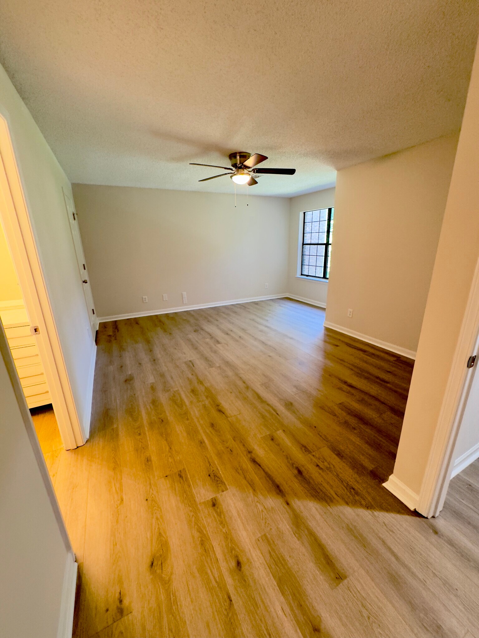 Building Photo - 208 Barrington Hills Dr