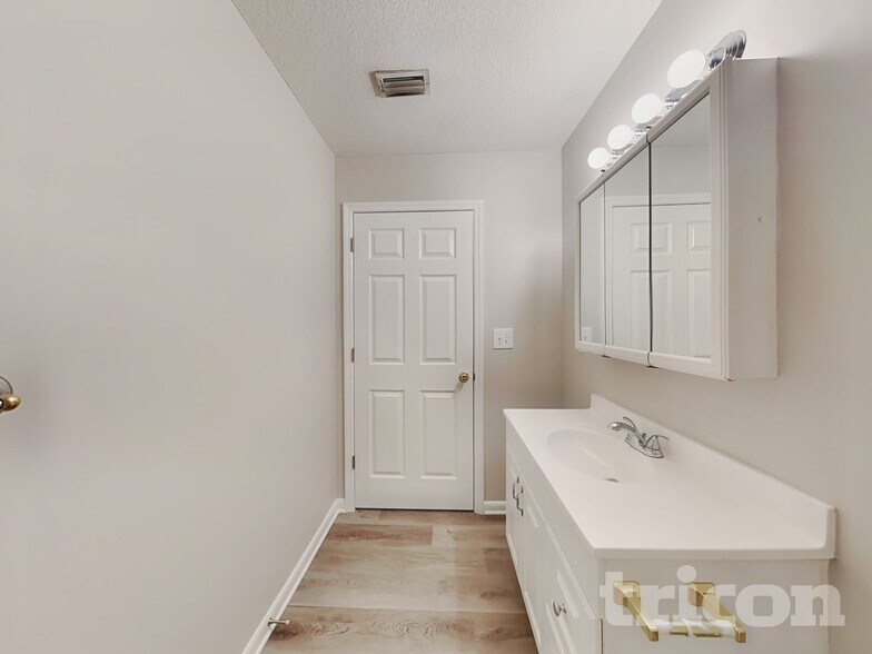 Building Photo - 2122 Center Way