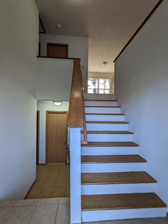 Building Photo - 4 bed 1.5 bath home close to I-44
