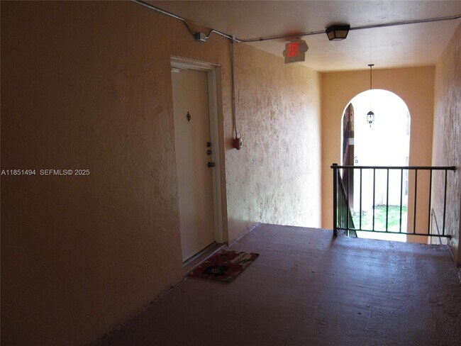 Building Photo - 10810 N Kendall Dr