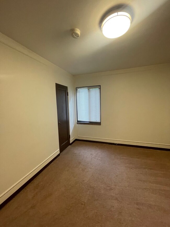 Building Photo - Two Bed One Bath with View