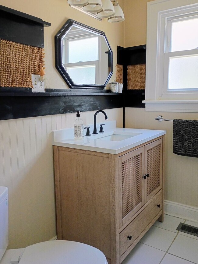 Building Photo - Charming Mediterranean Bungalow in the Heart of Historic DeLand