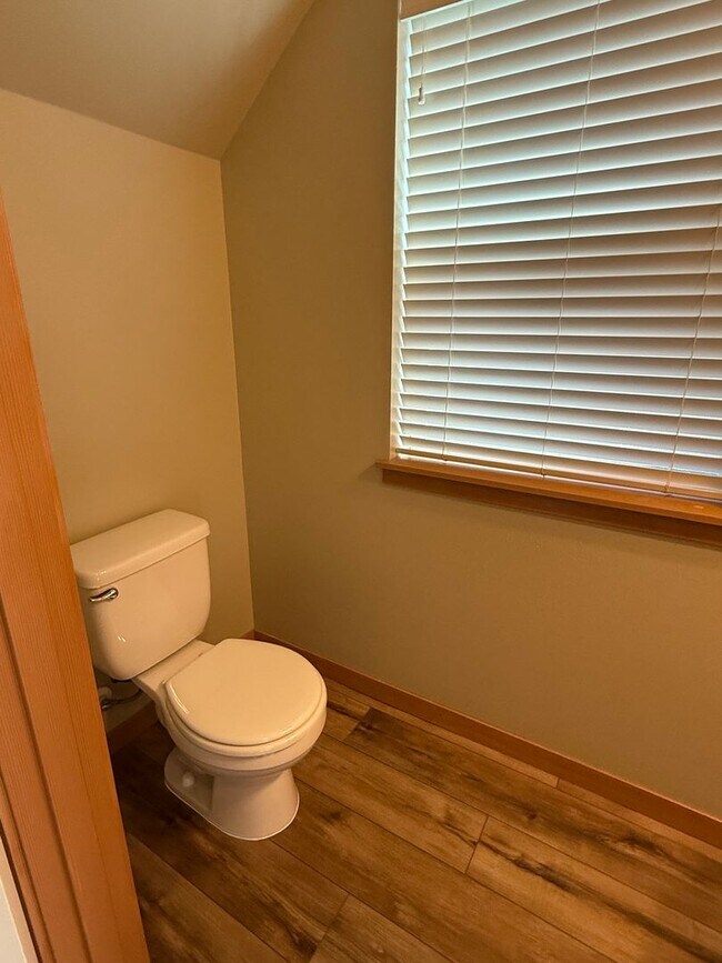 Building Photo - Beautifully Refurbished and updated Townhome style Home in Southeast Portland