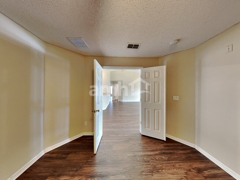 Building Photo - 1005 Sandhill St