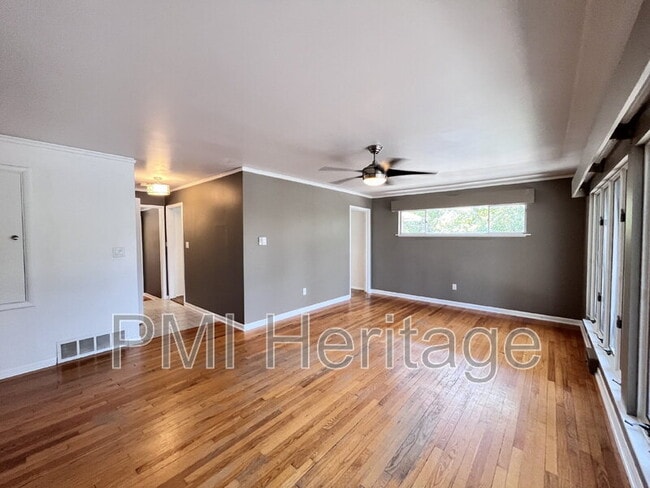 Building Photo - 1139 N Sunset Dr