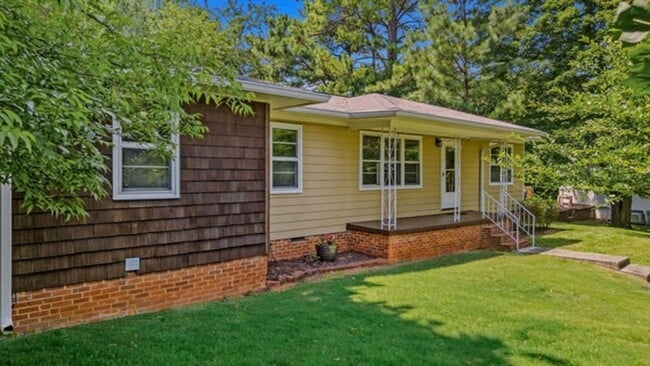Building Photo - 3005 Pine Dr NE