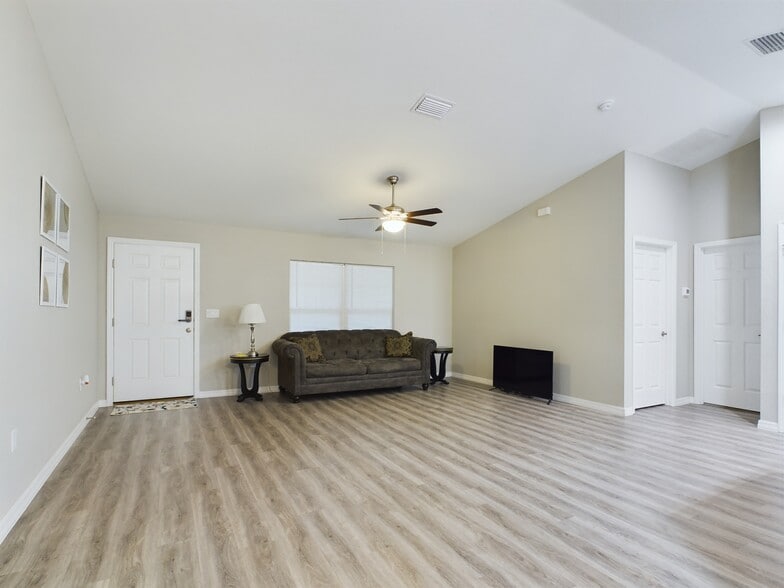 Living room - 10102 SW 188th Cir