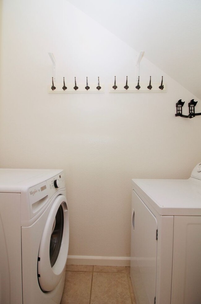 Building Photo - West Davis 4 Bedroom 2.5 Bathroom Home Rig...