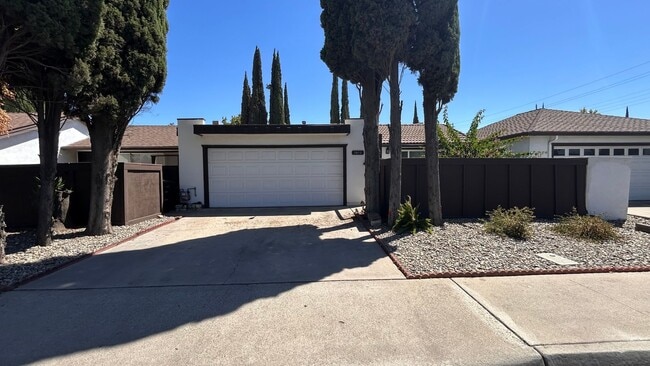 Primary Photo - 2612 El Pasado Dr