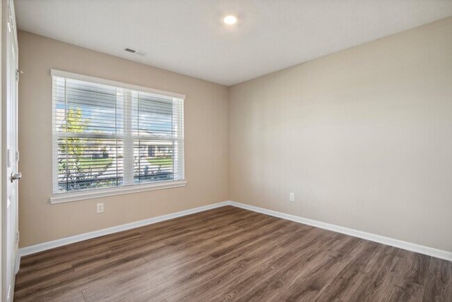 Building Photo - Fantastic 3bd/2ba home! Coming soon!