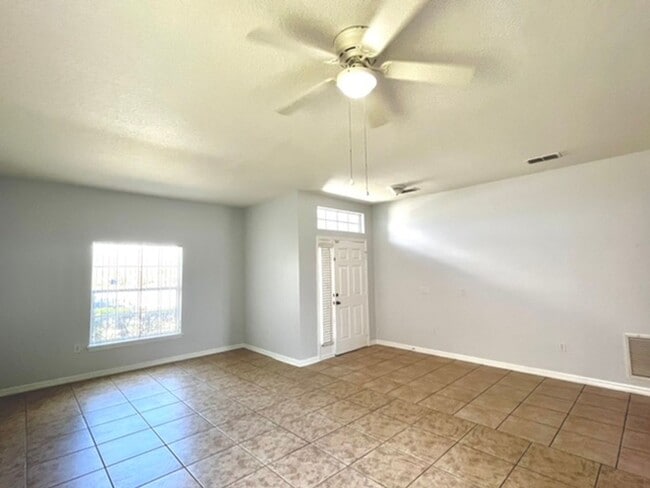 Building Photo - Kissimmee - 3 Bedroom, 2 Bathroom Single Family Home in a Gated Community.