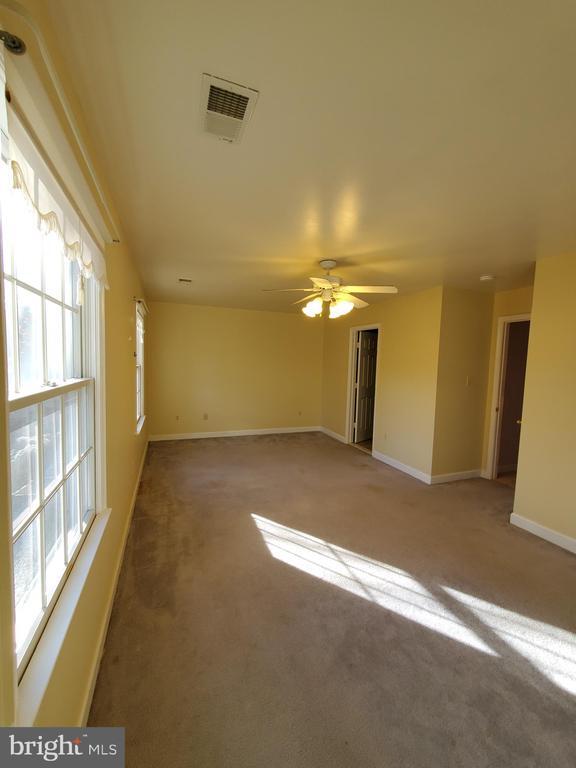Building Photo - 652 Currant Ct