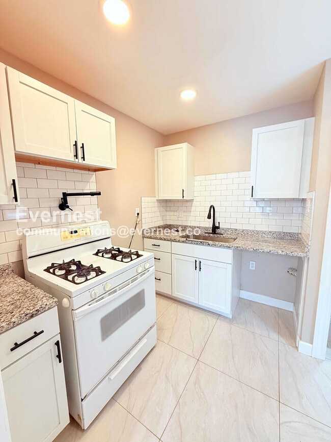 Building Photo - 15472 Lauder St